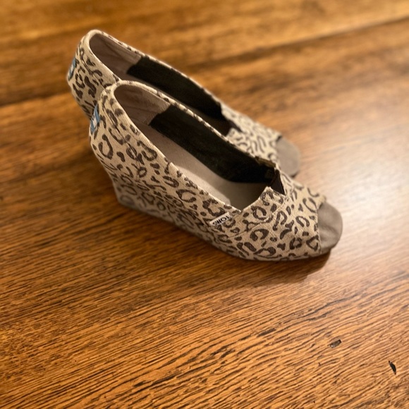 Tom’s leopard print open toe wedges - Picture 4 of 5